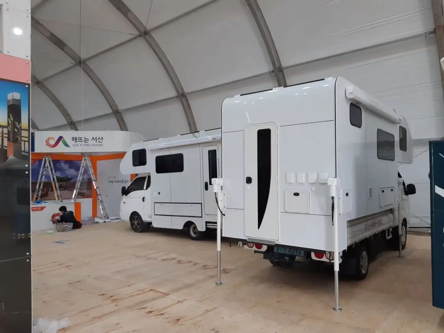 3500lbs Heavy-Duty Electric Camper Jack with Integrated LED Matrix view 3